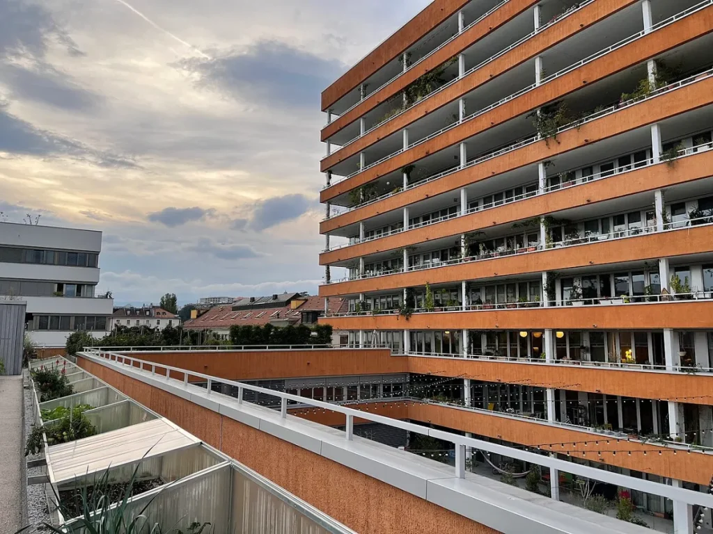 Immeuble neuf avec balcons filants