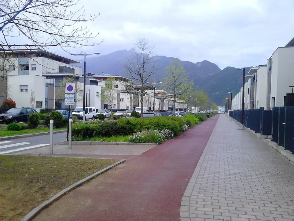 Rue bordée d’immeubles neufs