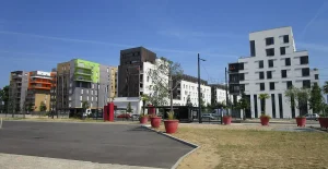Immeubles neufs aux façades colorées