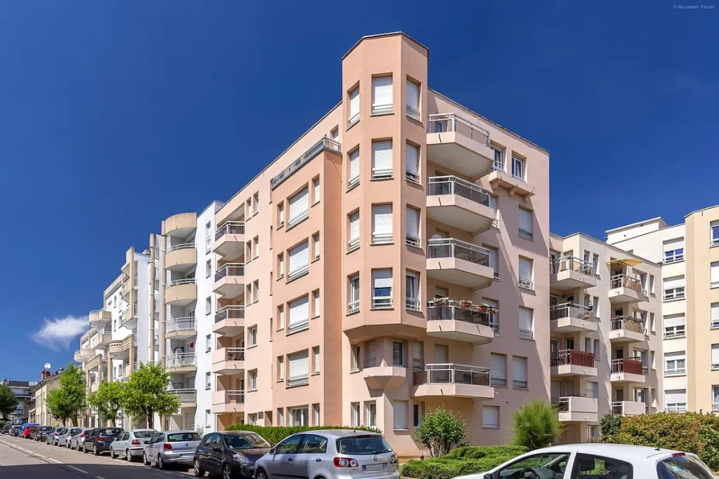 Immeuble résidentiel moderne avec balcons