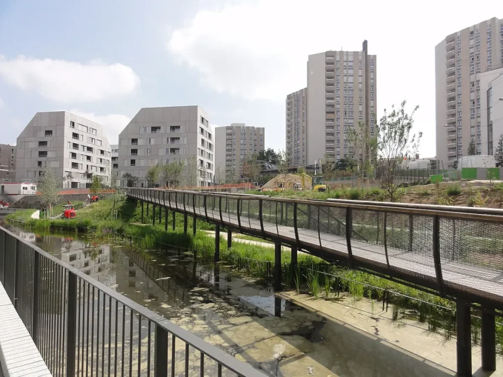 Bâtiments de logements neufs et jardin public